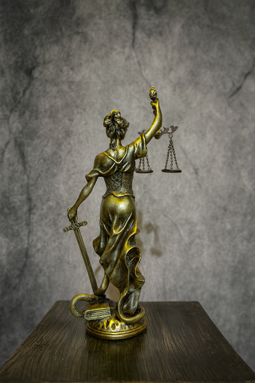 Themis Statue – Blindfolded Goddess of Justice with Scales and Sword